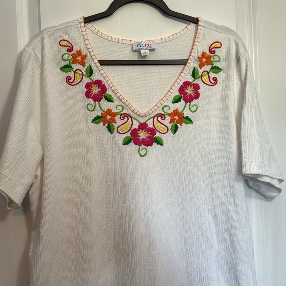 D&co Women's White Embroidered Top - Picture 6 of 6